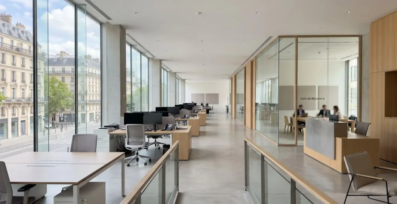 Intérieur d'une agence bancaire ou bureau de courtier moderne et lumineux avec design contemporain français, espace vide et épuré avec grandes fenêtres